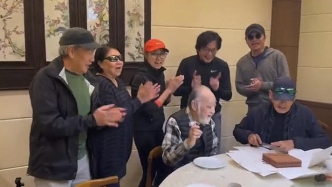 演員盧海鵬慶祝81歲大壽。（圖／翻攝自夏雨影片）