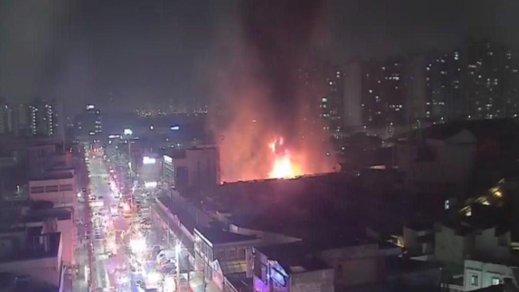 韓國仁川的市場昨晚發生大火。（圖／翻攝自推特@Corona_Alarm）