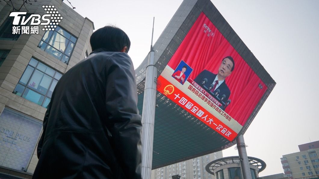 北京商場大型屏幕直播大陸全國人大開幕。（圖／區國強攝）