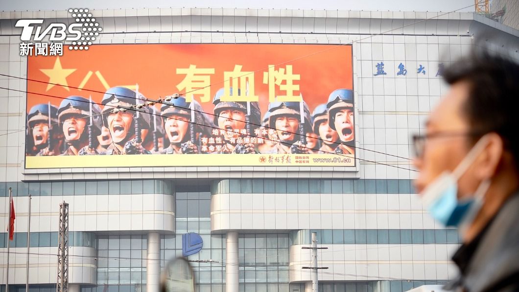 北京一棟大廈大屏幕播放解放軍宣傳片。（圖／區國強攝）