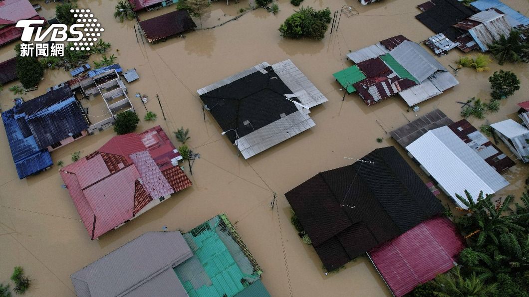 馬來西亞南部村落因暴雨而被洪水淹沒。（圖／達志影像路透社）