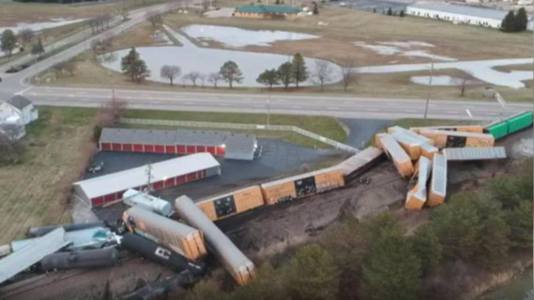 美國俄亥俄州再次傳出載貨列車脫軌意外。（圖／翻攝自推特＠NickAdamsinUSA）