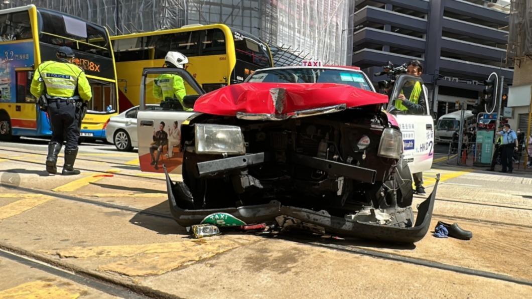 肇事計程車車頭全毀。（圖／香港01）