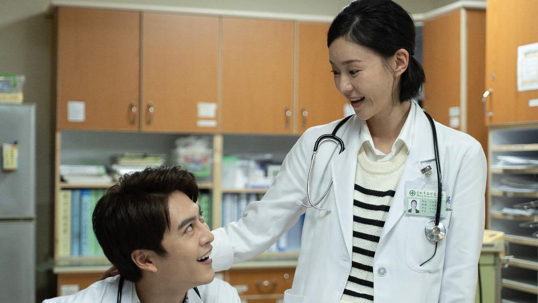 鍾瑶、黃新浩在《和平歸來》中飾演年輕住院醫師及菜鳥醫師。（圖／馬克吐溫國際影像提供）