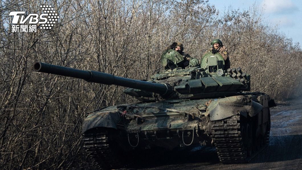 路透社報導，美國及其盟邦持續提供烏克蘭大量武器。（圖／達志影像美聯社）