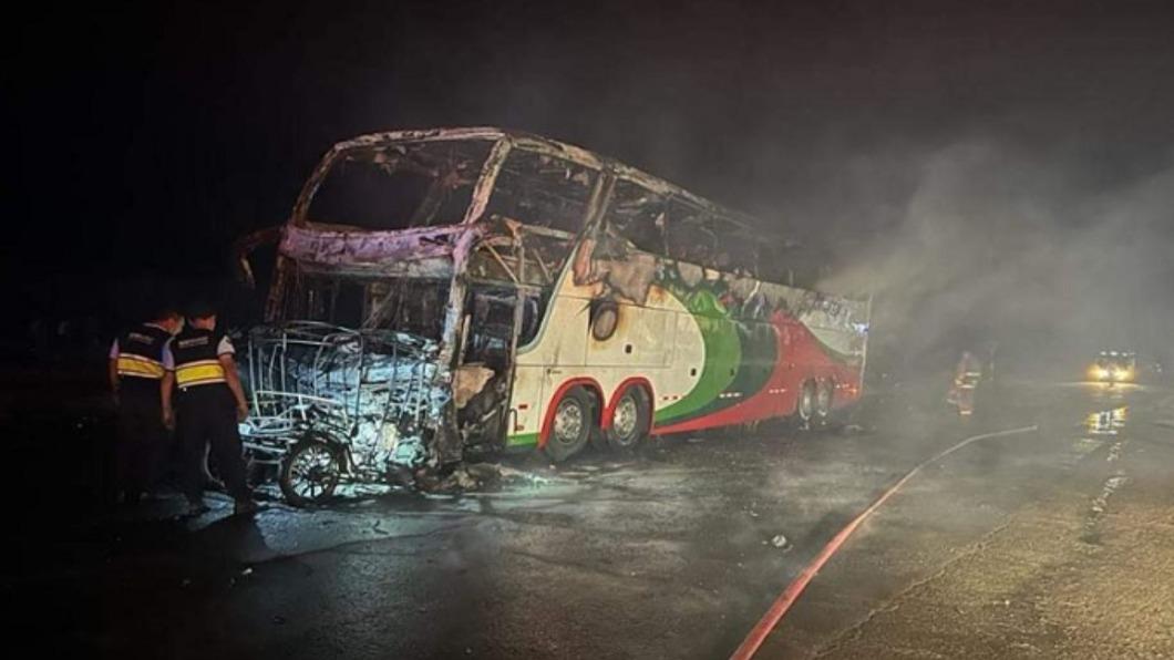 車禍發生後的公車停在路邊，被大火燒得焦黑。（圖／翻攝自@NoticiasRNN推特）