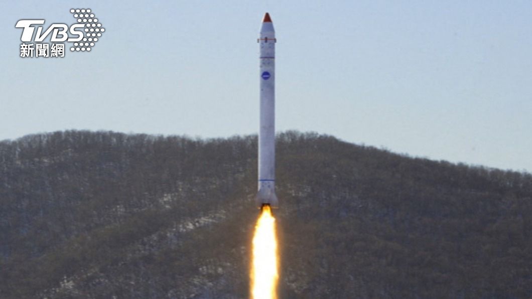 北韓官媒宣布，已成功研製出衛星運載火箭大功率引擎。圖為北韓去年進行衛星測試時公布的官媒照片。（圖／達志影像路透社）