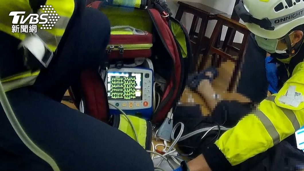 救護人員透過生理監測器判斷老翁出現心室顫動的情形。（圖／TVBS）