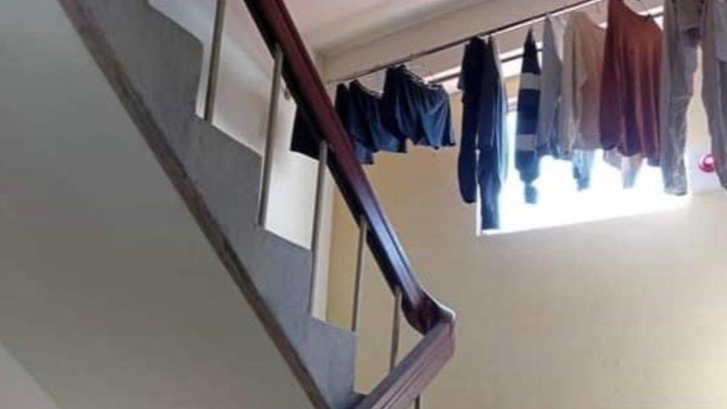 一間房隔9間套房出租，樓梯間成曬衣場。（圖／翻攝自爆料公社）