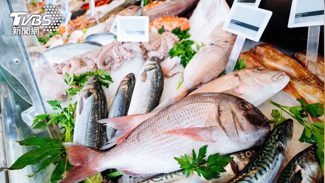 許多人會到市場購買魚貨。（示意圖／shutterstock達志影像）