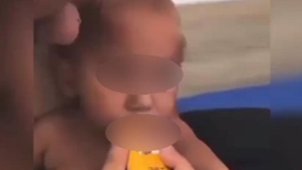 澳洲16歲母親安妮（Annie Donovan）強迫自己的10月大嬰兒「抽電子煙」。（圖／翻攝自 推特@7NewsSydney）