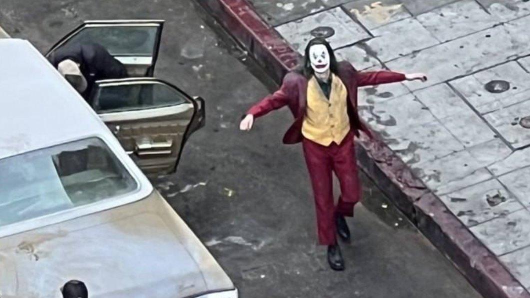 《小丑2雙重瘋狂》於去年底開拍，影迷拍攝片場照。（圖／翻攝自Twitter）