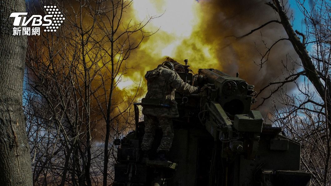 烏克蘭士兵在巴赫姆特前線發射2S5自走砲。（圖／達志影像路透社）