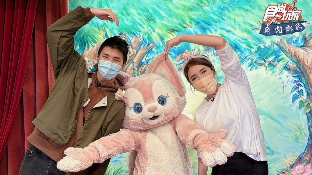 胡釋安（左）、小禎（右）當跟隨《食尚玩家》到香港迪士尼玩。（圖／TVBS）