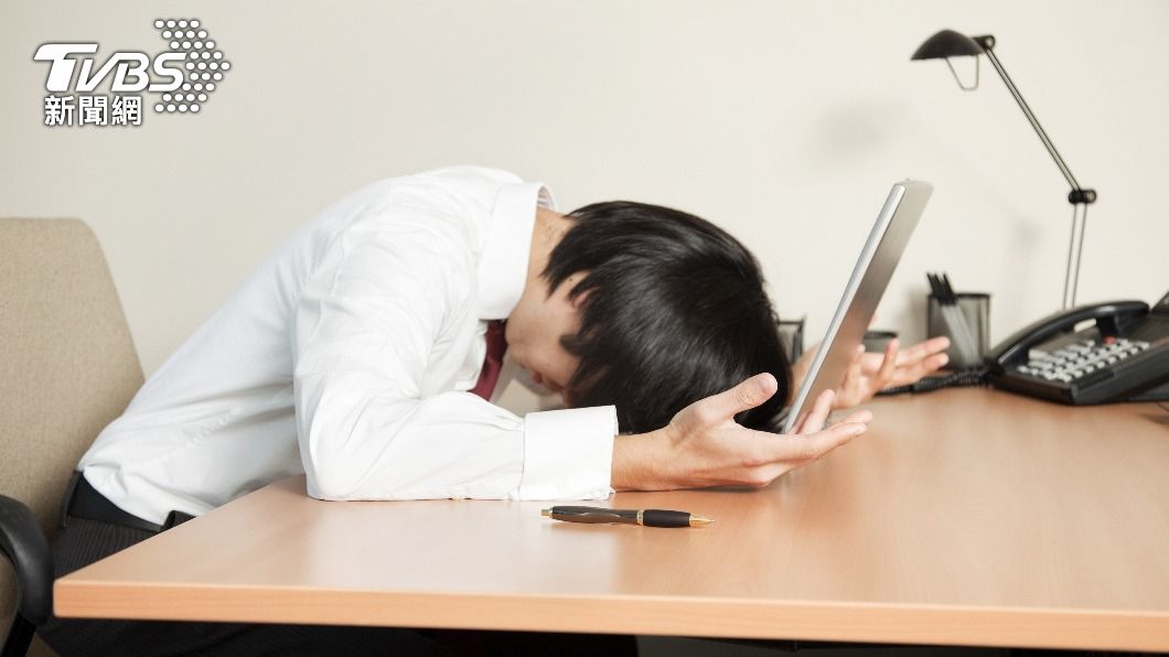 調查顯示年輕人對未來悲觀，過半數考慮在半年內離職。（示意圖／shutterstock達志影像）