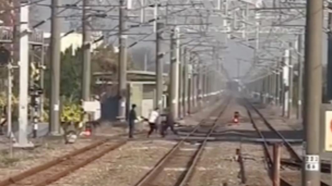 台鐵列車誤點，竟是因有人在平交道上打架。（圖／翻攝臉書「台灣便當管理局-附屬鐵路部」）