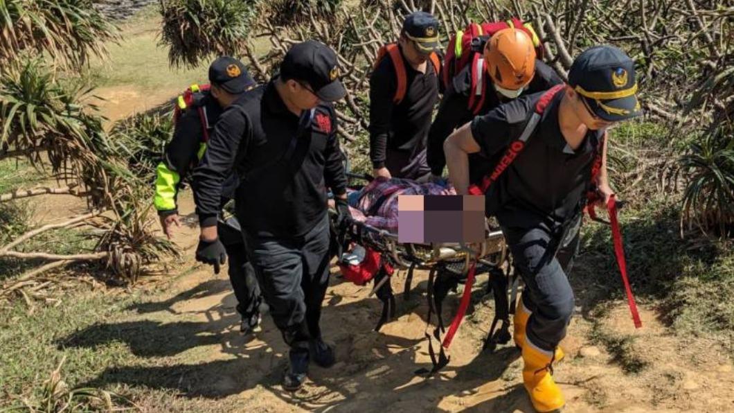 消防人員出動９人，利用籃式擔架，合力將患者搬運下山送醫救治　（圖／新北市消防局）