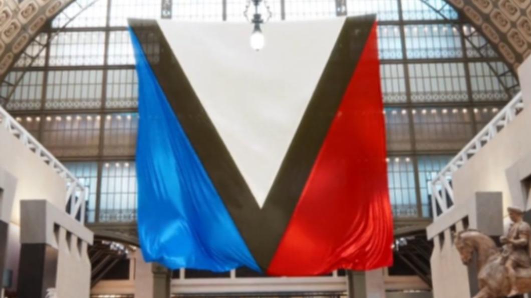 LV使用的旗幟引發烏克蘭官員批評。（圖／翻攝自推特@drinkinrar）