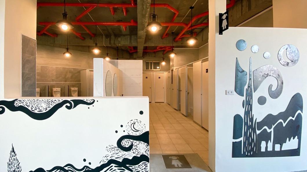 大同國小廁所改建完工，入口意象致敬藝術家。（圖／大同國小提供）