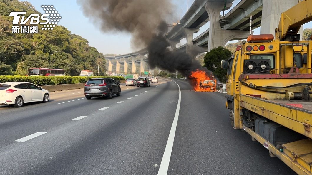 休旅車燒成火球，黑煙影響車輛通行。（圖／TVBS）