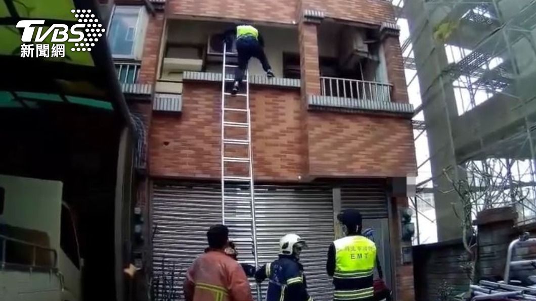 消防人員爬入冷氣孔進入屋內。（圖／TVBS）