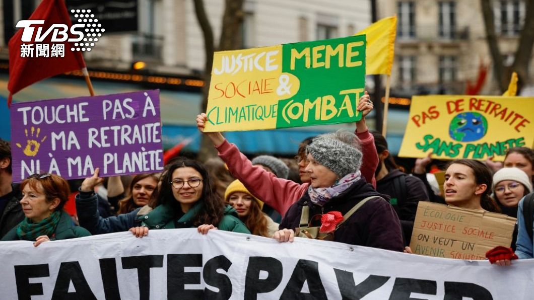 法國各大工會周二再度號召，上百萬人走上街頭，反對馬克洪政府提出的退休改革計劃。（圖／路透社）