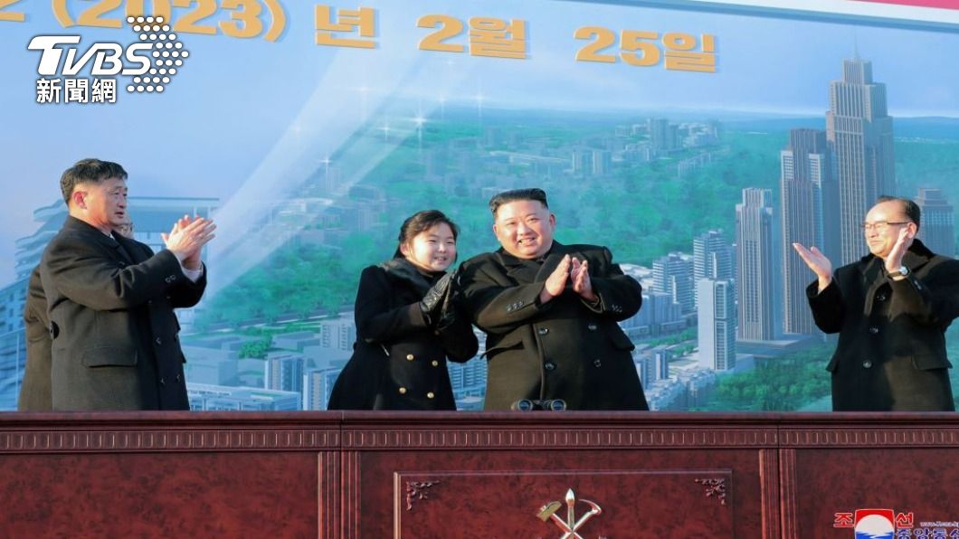 北韓領導人金正恩近期頻頻帶著愛女現身，引發外界猜測，女兒是否會成為他的繼任者。（圖／路透社）