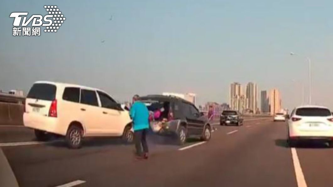 國道1號五楊高架昨日發生一起驚險車禍。（圖／警方提供）