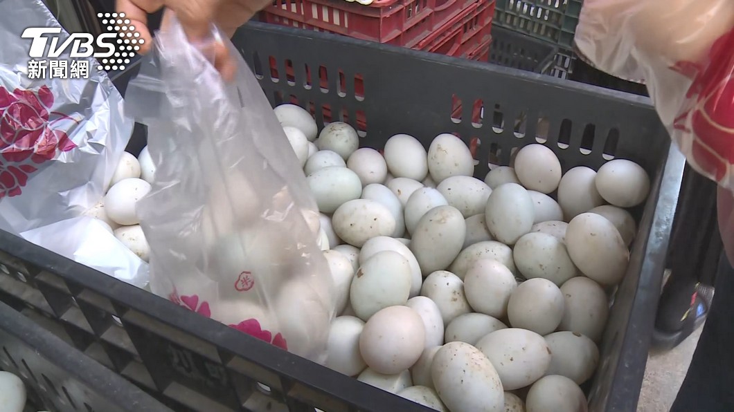 國內缺蛋問題持續，帶動鴨蛋買氣。（圖／TVBS）