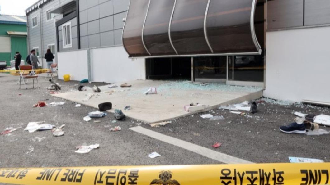 網路上流傳疑似現場畫面，碎玻璃及鞋子散落在地上。（圖／翻攝自Avia.Pro - 