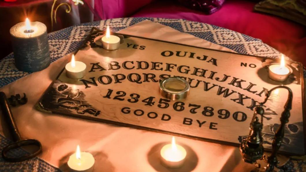 通靈板（Ouija board）是1886年誕生於美國的超自然遊戲，據說能和亡者溝通。（圖／翻攝自《紐約郵報》）