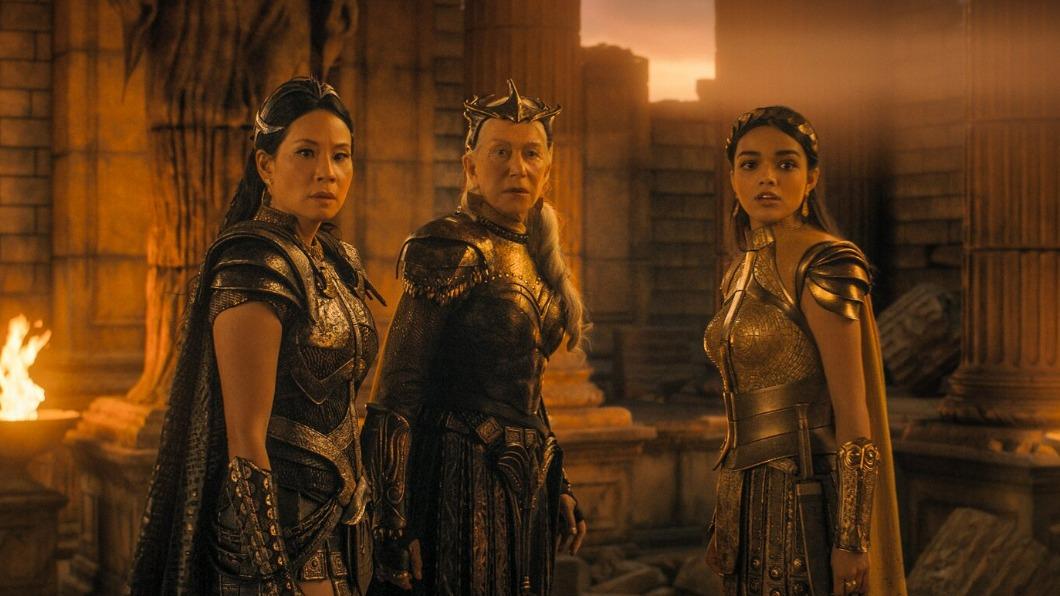 左起劉玉玲、海倫米蘭、瑞秋曾格勒飾演反派三姊妹。（圖／華納提供）