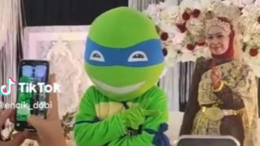 馬來西亞1名男子喬裝忍者龜參加前女友婚禮，意外在網路上爆紅。（圖／翻攝自「@encik_dobi」TikTok）