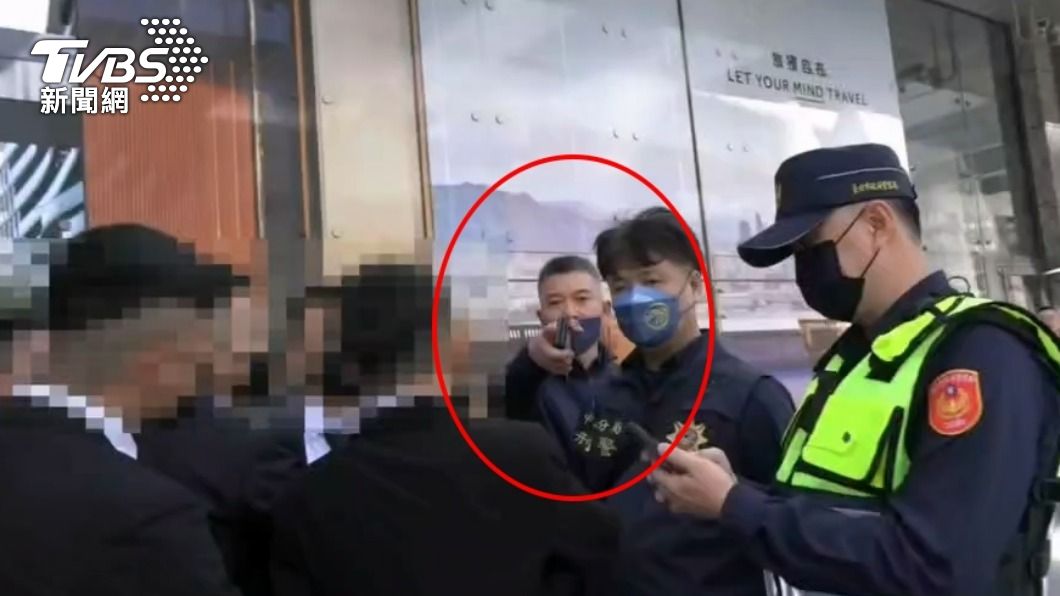 中山警分局長陳金城要求將沒證件的黑衣人都帶回去查。（圖／TVBS）