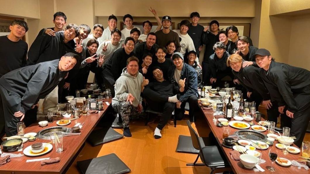 日本隊於本月5日深夜在大阪一家韓國燒肉店大嗑150人份燒肉。（圖／翻攝自大谷翔平IG）