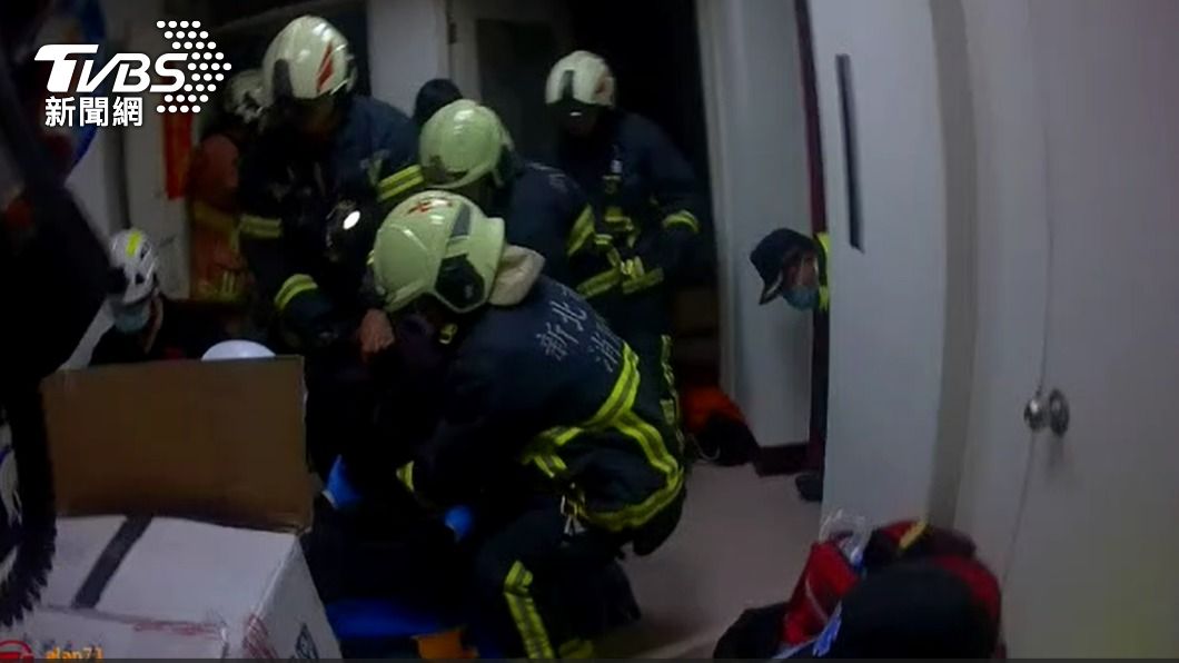 消防人員將婦人救出送醫。（圖／TVBS）