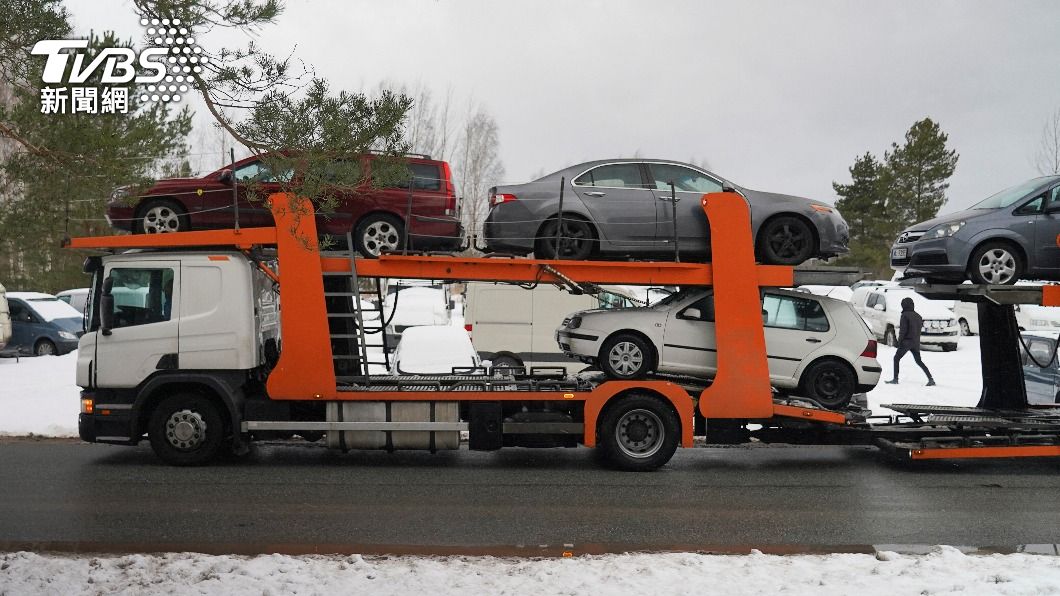 車輛準備被送往烏克蘭。（圖／達志影像路透社）