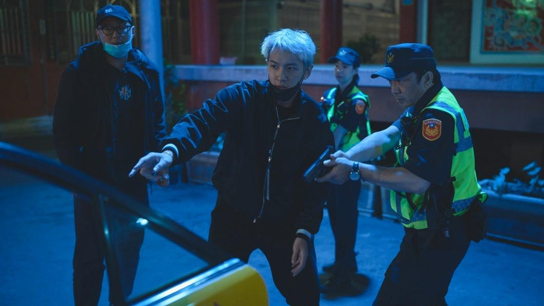 金獎導演黃信堯（右）在《黑的教育》飾演警察，導演柯震東和他現場講戲。(禾豐九路提供)。（圖／禾豐九路提供）