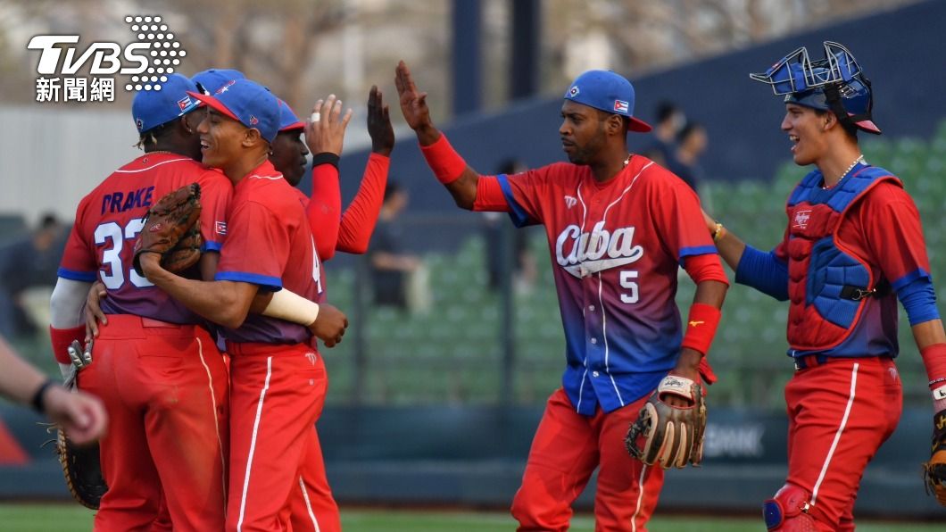 古巴以13比4大勝巴拿馬後，在場上慶祝勝利。（圖／胡瑞麒攝）