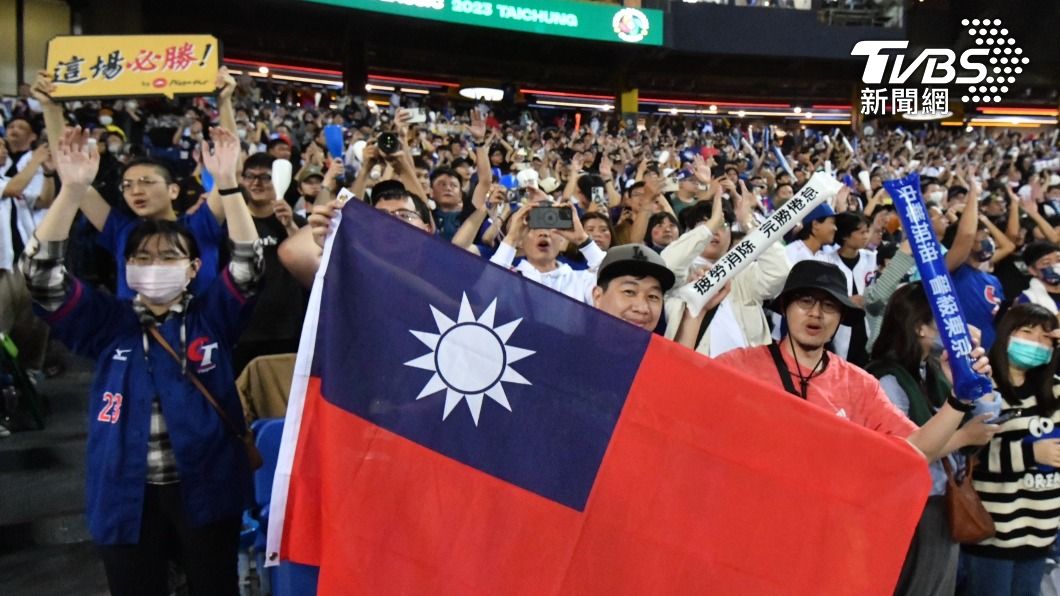 球迷舉高舉國旗為中華隊加油。（圖／胡瑞麒攝）