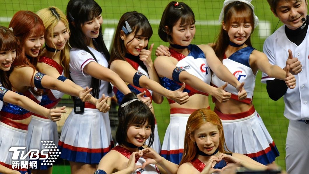 中職21位啦啦隊員組成「台灣精品經典女孩」。（圖／胡瑞麒攝）