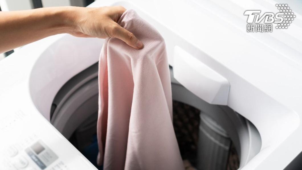 猴痘個案使用洗衣機洗衣服，應該跟家人分開清洗，也不要使用「經濟」、「省水」或是「快洗模式」。（示意圖／shutterstock達志影像）