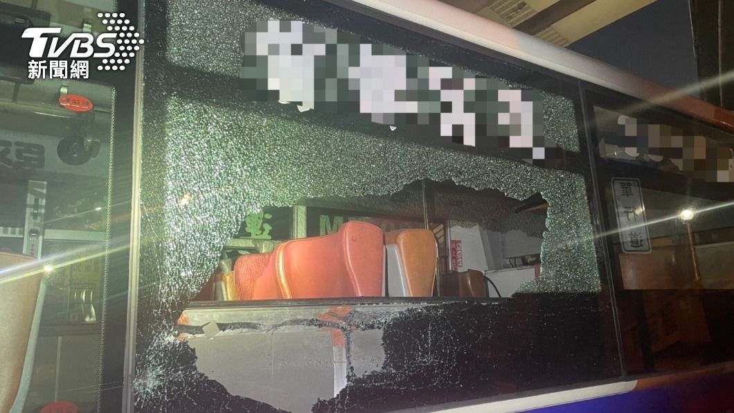 公車左後玻璃撞上燈箱後爆裂，導致車內女乘客被割傷。（圖／TVBS）
