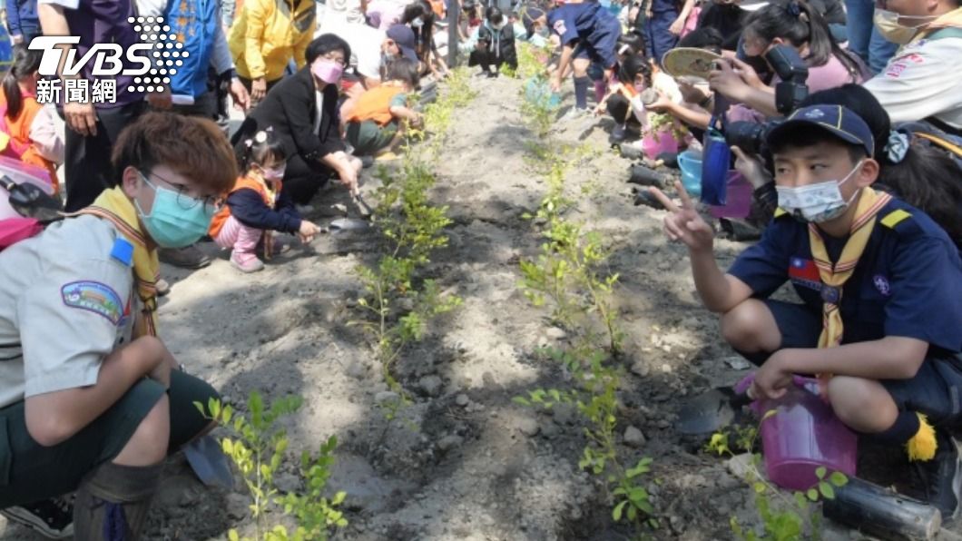 彰化縣田尾鄉仁里公園共同舉辦「森活圈」植樹活動，吸引大小朋友們共襄盛舉。（圖／中央社）