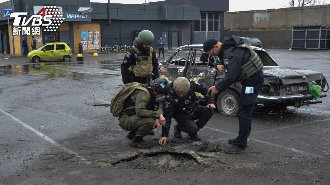 俄羅斯軍隊今天砲擊烏國南部赫松市，造成3人死亡。（圖／達志影像美聯社）