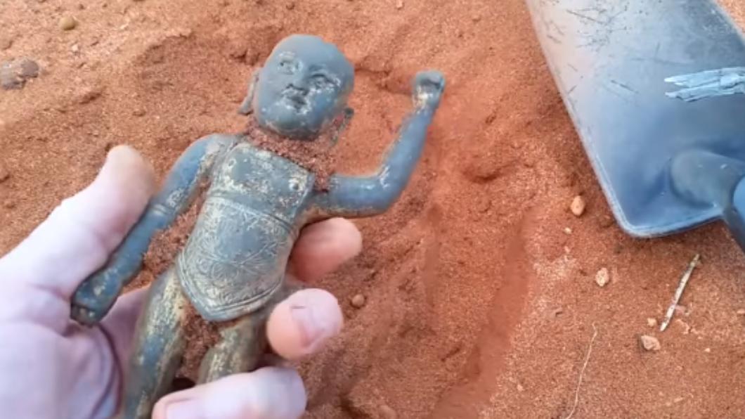 澳洲海灘出土的嬰兒佛像。（圖／翻攝自FINN FILMS YOUTUBE頻道）