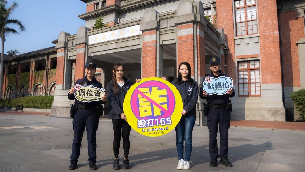 圖為高虹安與警方拍攝反詐騙宣導照。（圖／新竹市政府提供）