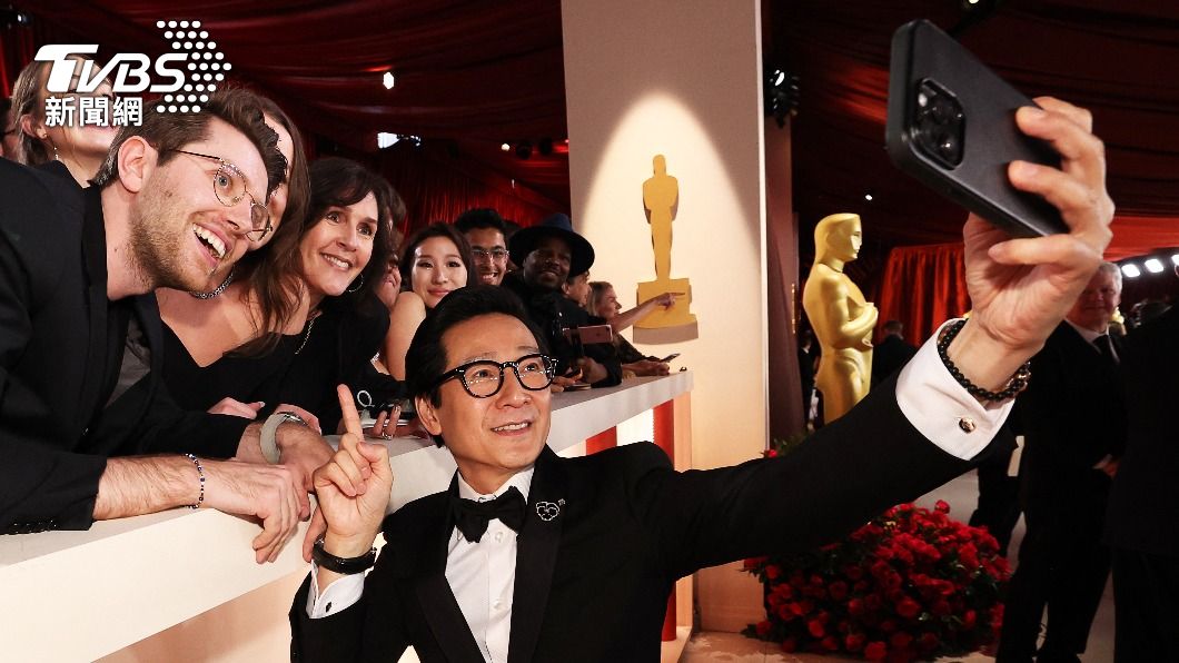 勇奪奧斯卡最佳男配角獎的美國影星關繼威，在紅毯上與紡絲大玩自拍。（圖／達志影像路透社）