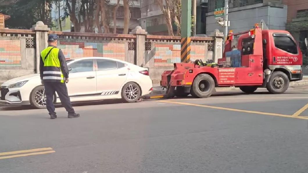 民眾拍下轎車被拖吊。（圖／翻攝自我是土城人 我愛土城區 臉書）