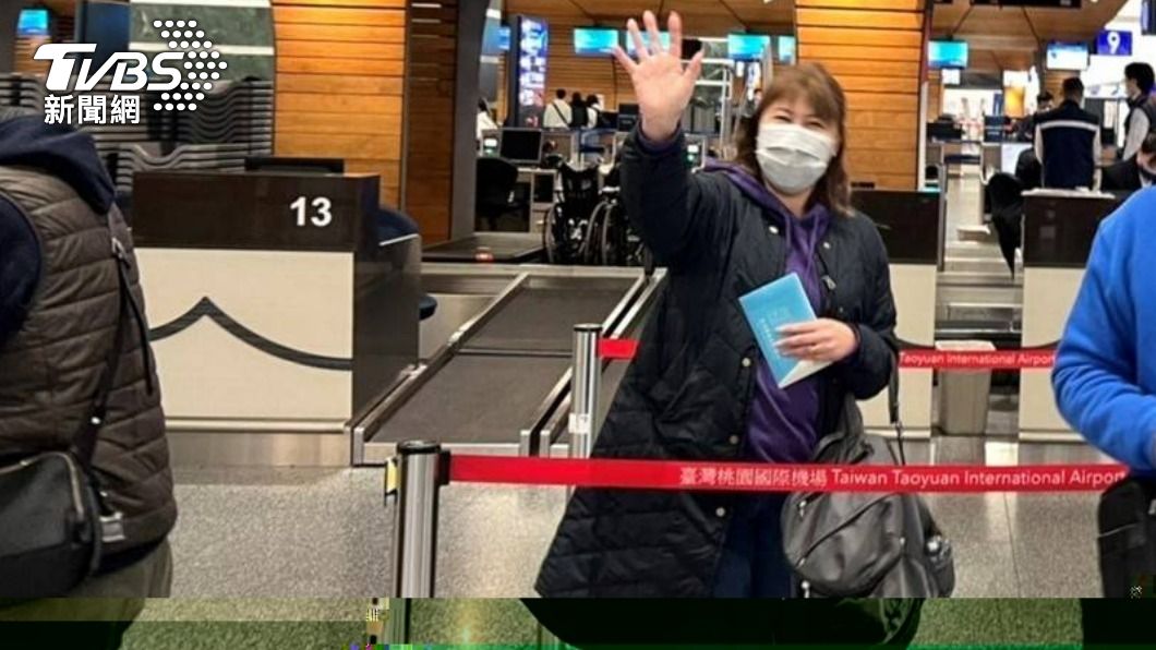 日本旅客拿回遺失的護照，得以順利搭機返國，開心地向警員揮手致謝。（圖／TVBS）